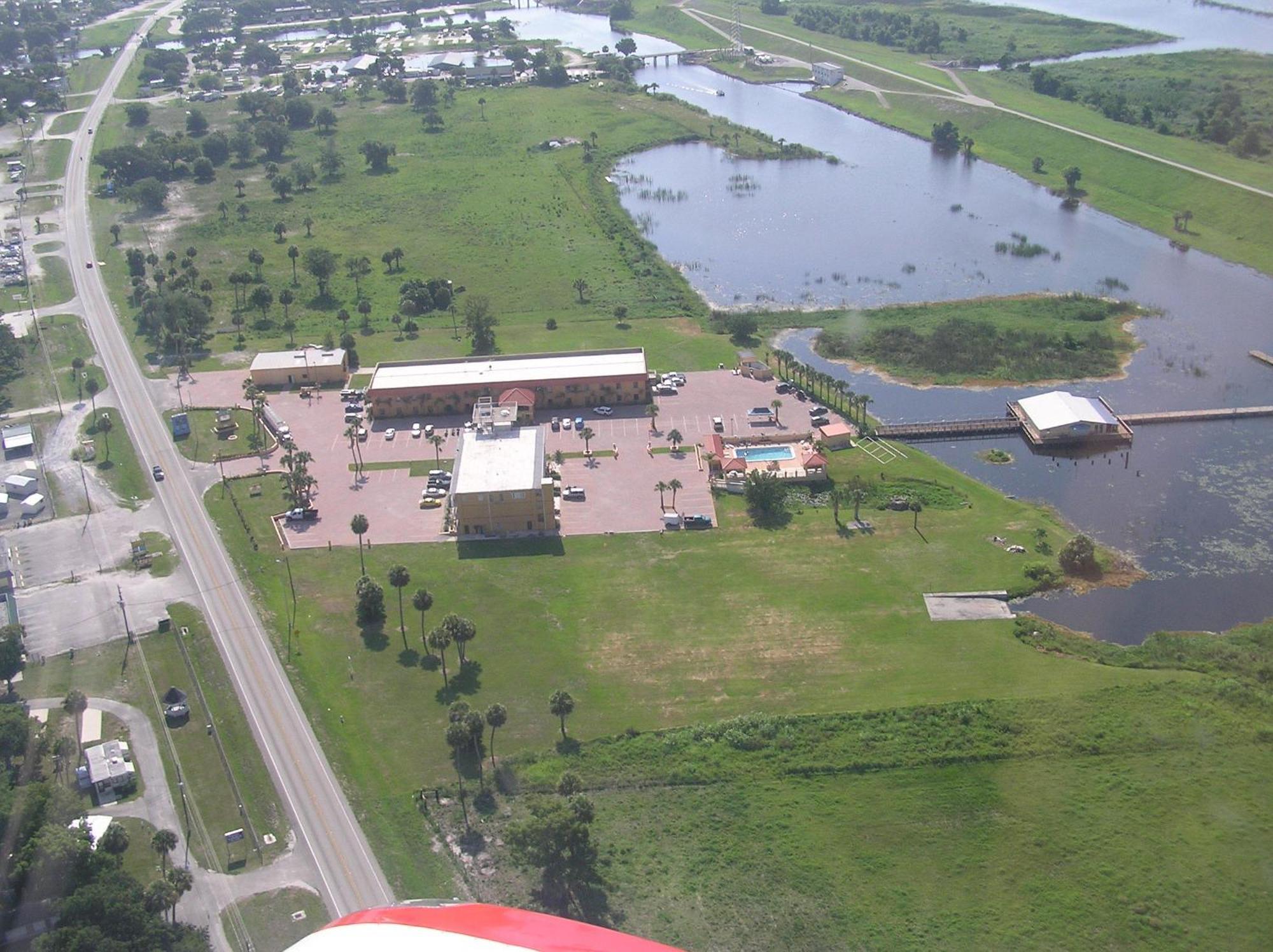 Days Inn & Suites By Wyndham Lake Okeechobee Eksteriør billede