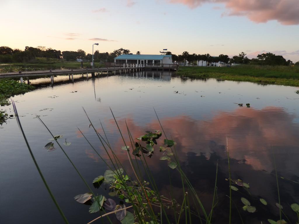 Days Inn & Suites By Wyndham Lake Okeechobee Eksteriør billede